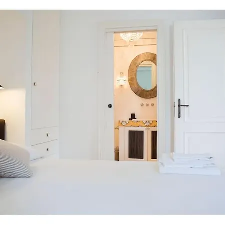 Вилла Centre House With Jacuzzi